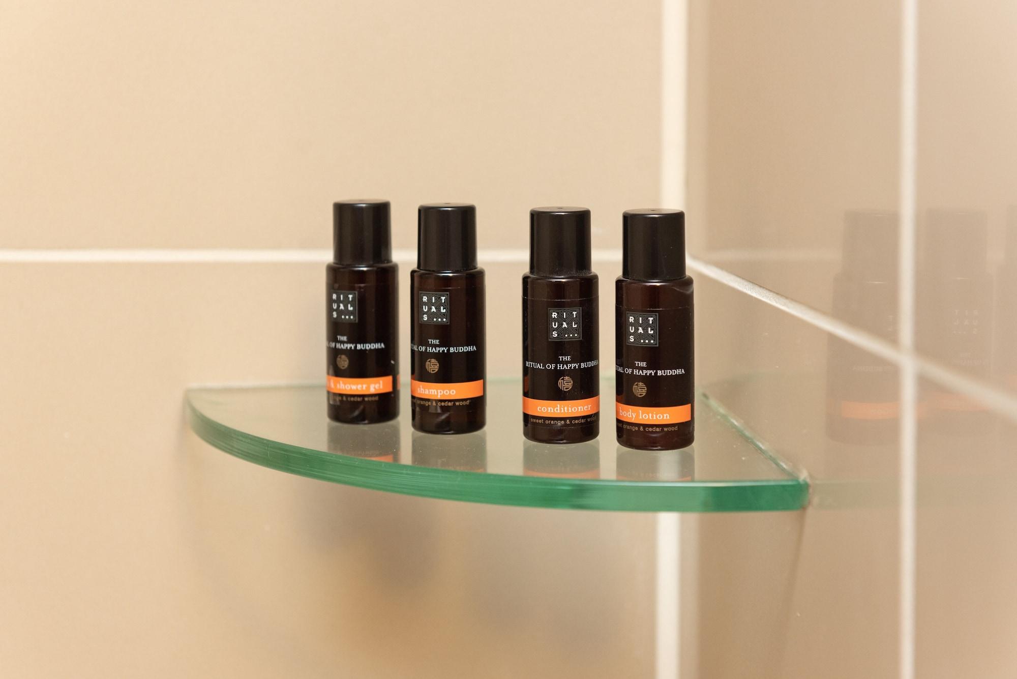 Vr Takapuna Auckland Extérieur photo A selection of the hotel's branded toiletries