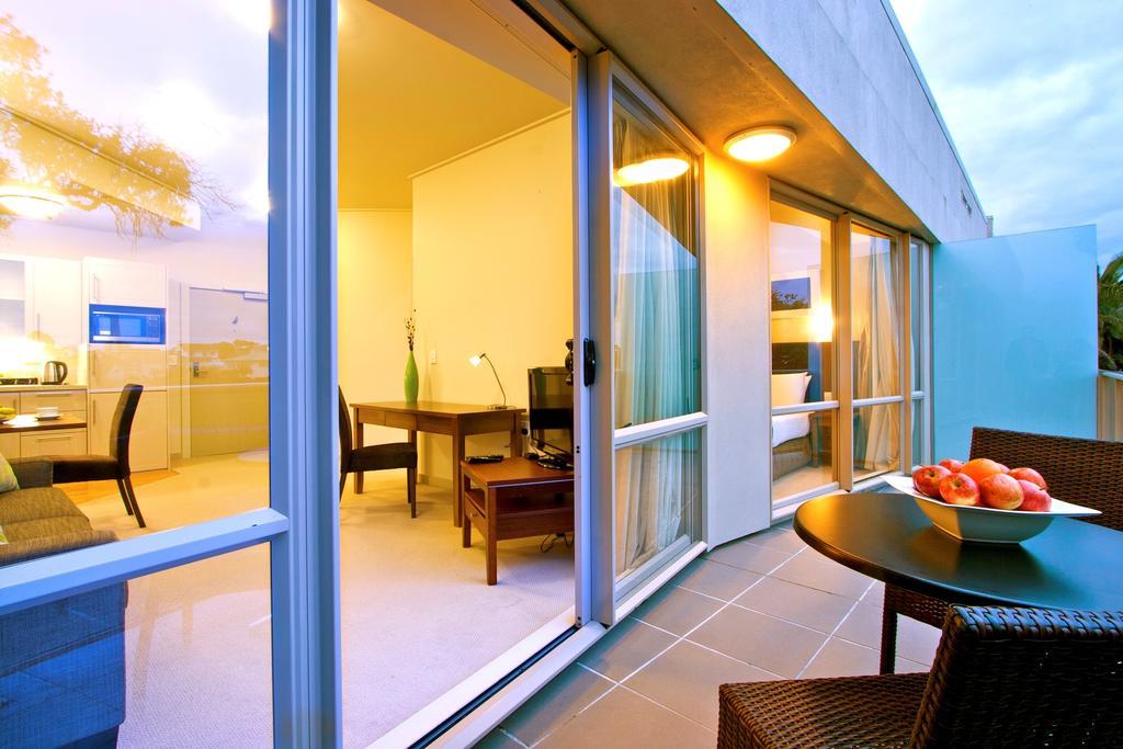 Vr Takapuna Auckland Extérieur photo A sliding door