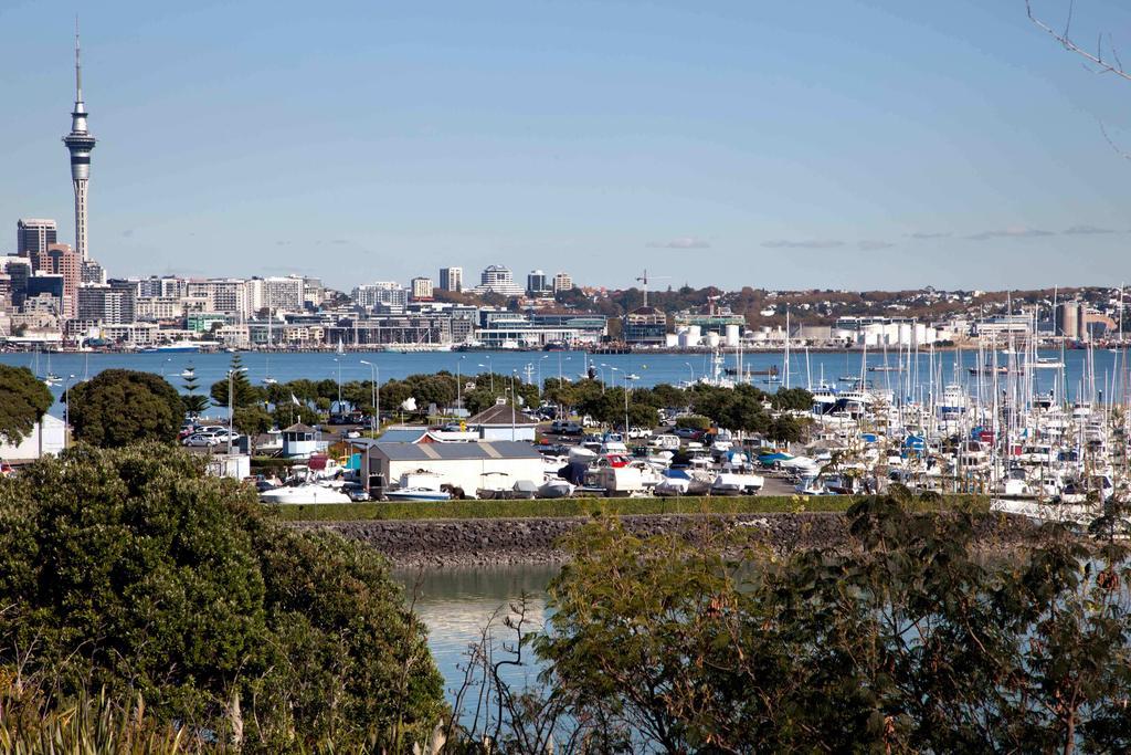 Vr Takapuna Auckland Extérieur photo View of the Auckland waterfront from the suburb of Albany