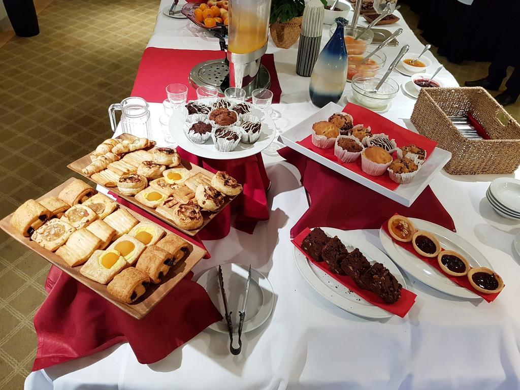 Vr Takapuna Auckland Extérieur photo A selection of afternoon tea items